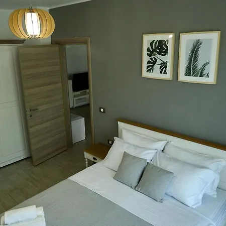 Sea Shore - N Pools Mamaia